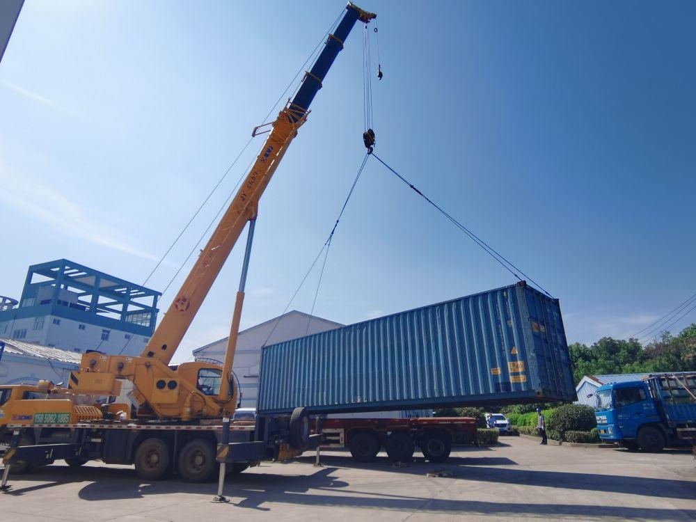 Container am Kran bei Abladung