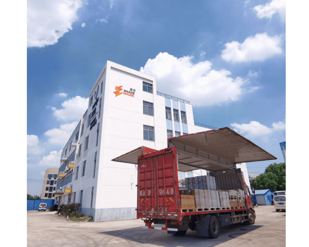 Sharehouse Gebäude mit Entladung eines LKW