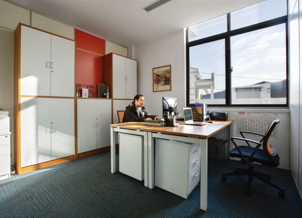 Mitarbeiter arbeitet im Büro von Sharehouse China
