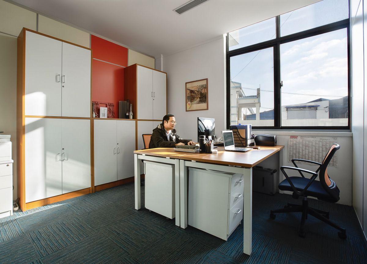 Mitarbeiter arbeitet im Büro von Sharehouse China